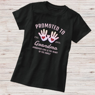 Camiseta Ascendido A La Abuela Este. Manos de bebé anuales
