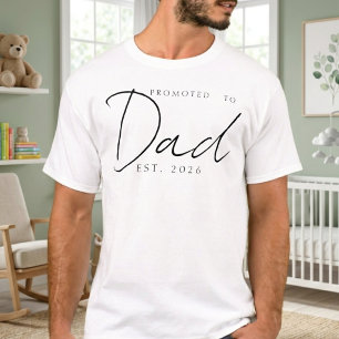 Camiseta Ascendido a Papá Clásico Diseño de Letra EST Año