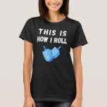 Camiseta Así Es Como Giro Dreidel Chanukah Hanukkah Holid<br><div class="desc">Así Es Como Trato Dreidel Chanukah Hanukkah Holiday.</div>