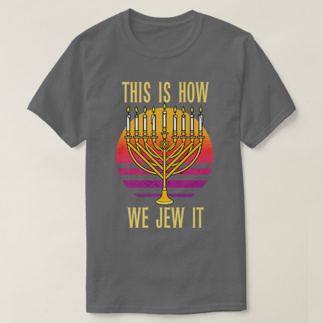 Camiseta Así Es Como Jugamos A La Diversión Judía Hanukkah  (Diseño del anverso)