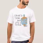 Camiseta Así es como rodamos<br><div class="desc">Así es como rodamos la camiseta - Presentando esta muy especial camiseta de Hanukkah con un Deidrel en azul y oro con el mensaje: "Así es como rodamos".</div>