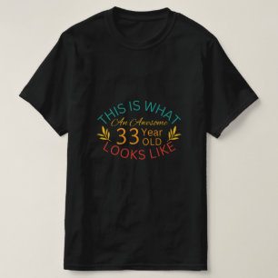 Camiseta Así Es Como Se Ve Un Impresionante Niño De 33 Años