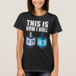 Camiseta Así Es Como Trato Hanukkah Costume Dreidel Chanuk<br><div class="desc">Así es como hago rodar el disfraz de Hanukkah Dreidel Chanukah Jew</div>