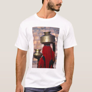 Camiseta Asia, India, Rajasthan. Una mujer local con un roj