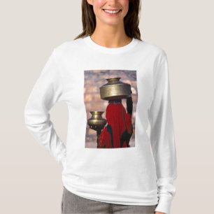 Camiseta Asia, India, Rajasthan. Una mujer local con un roj