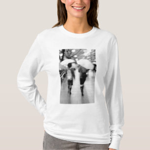 Camiseta Asia, Japón, Tokio. Mujeres jóvenes y paraguas.