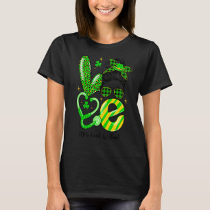 Camiseta Asistente de Amor Médico Messy Bun Shamrock St Pat