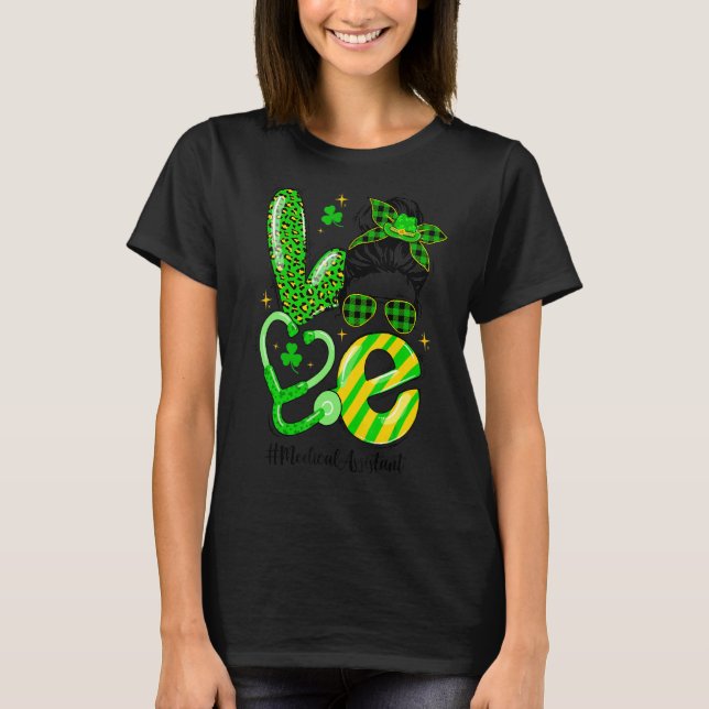 Camiseta Asistente de Amor Médico Messy Bun Shamrock St Pat (Anverso)