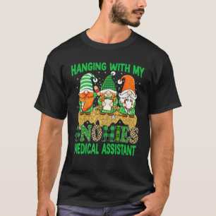 Camiseta Asistente Médico Colgando Con Mis Gnomies Irish Pa