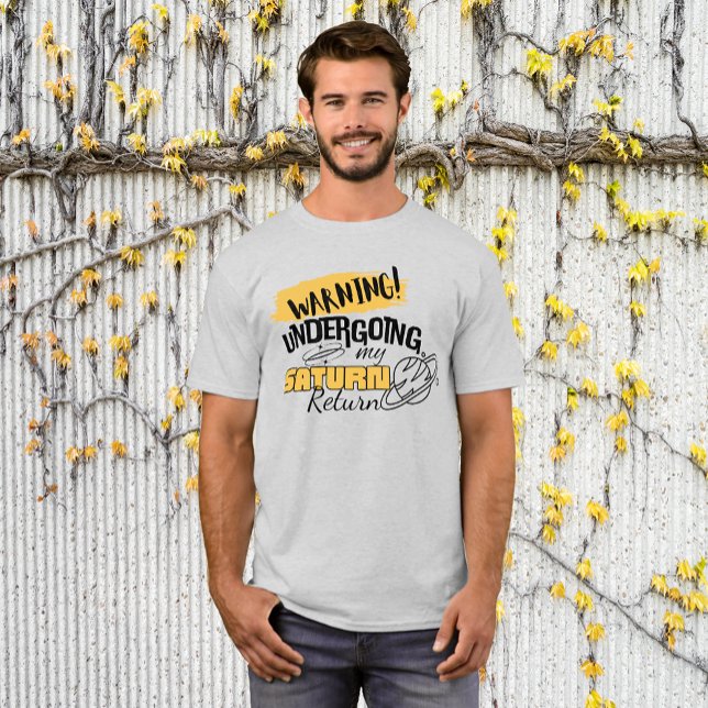 Camiseta Astrología divertida advertencia de retorno de sat (Saturn Return funny tshirt. Humor makes things easier.)