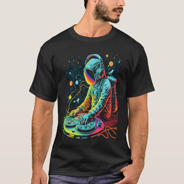 Camiseta Astronaut DJ Playing Turntables in Space EDM cool  (Anverso)