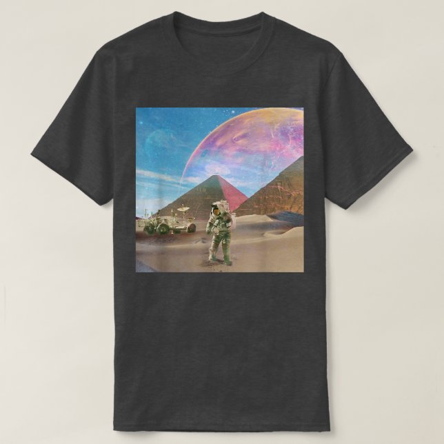 Camiseta Astronaut Pyramids Outer Space Universe Surreal  (Diseño del anverso)