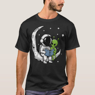 Camiseta Astronaut Reading Book To Alien Moon Space Astrono