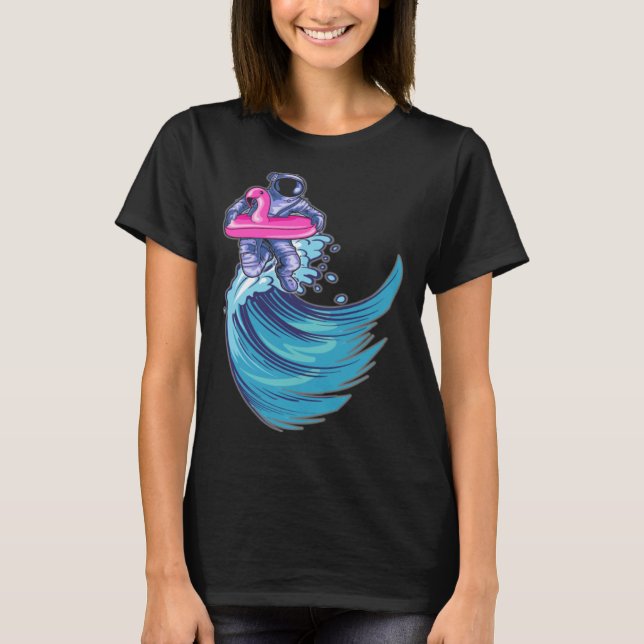Camiseta Astronaut Surfing Ocean Waves With Pink Flamingo F (Anverso)