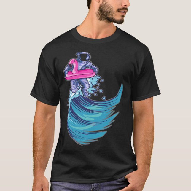 Camiseta Astronaut Surfing Ocean Waves With Pink Flamingo F (Anverso)