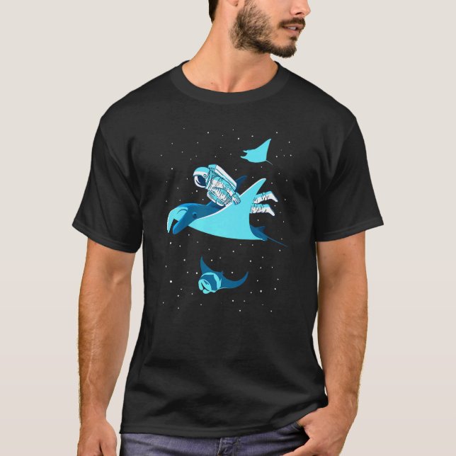 Camiseta Astronaut Traveling In Blanket Fish (Anverso)