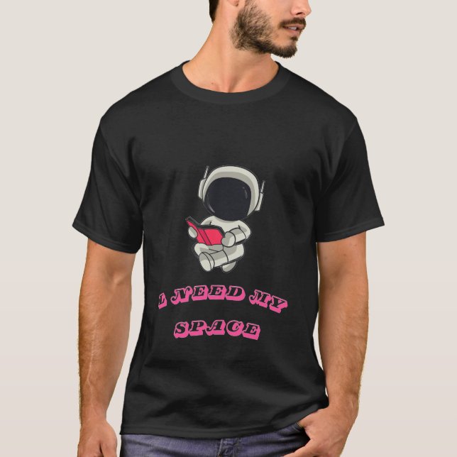 Camiseta Astronauta Adorable Leyendo – Necesito Mi Espacio  (Anverso)