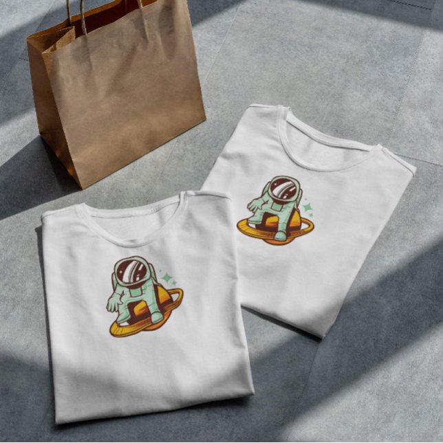 Camiseta Astronauta En El Espacio Saturno (Subido por el creador)
