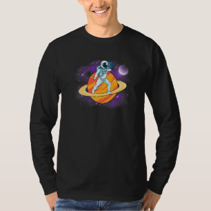 Camiseta Astronauta En El Espacio Sobre El Planeta Saturno 
