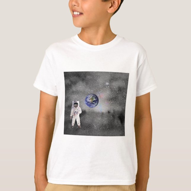 Camiseta Astronauta en el espacio ultraterrestre viendo el  (Anverso)
