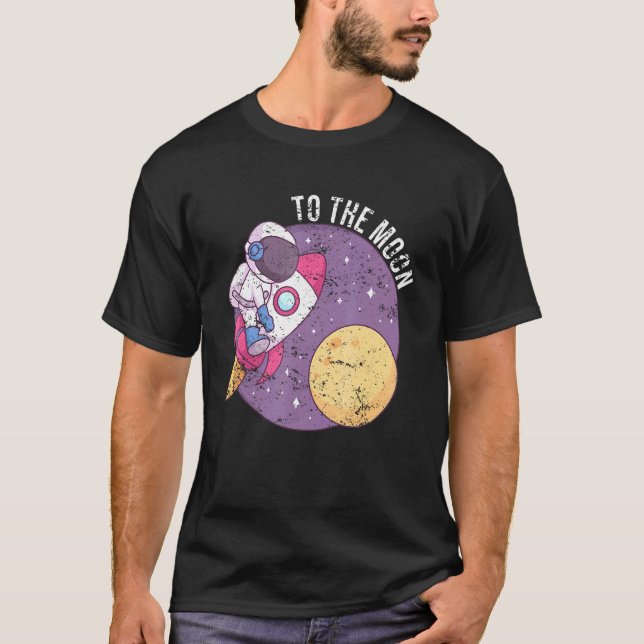 Camiseta Astronauta En La Luna Con Un Cohete (Anverso)