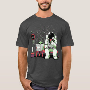 Camiseta Astronauta en una parada de autobús es un periódic