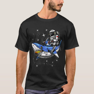 Camiseta Astronauta espacial montando tiburón