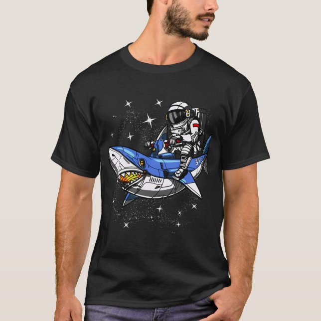 Camiseta Astronauta espacial montando tiburón (Anverso)