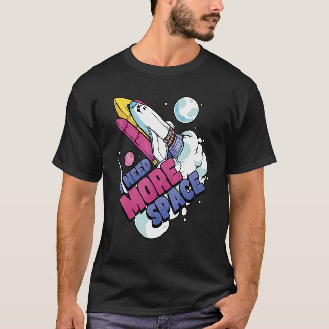 Camiseta Astronauta Espacio Galaxia Explorer Necesito más e (Anverso)