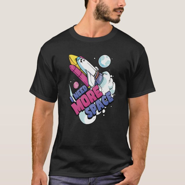 Camiseta Astronauta Espacio Galaxia Explorer Necesito más e (Anverso)