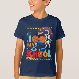 Camiseta Astronauta jugando básquetbol en el espacio escola