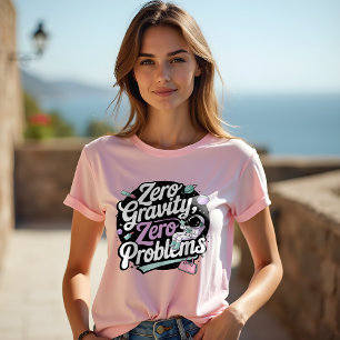 Camiseta Astronauta juguetona tomando café en el espacio