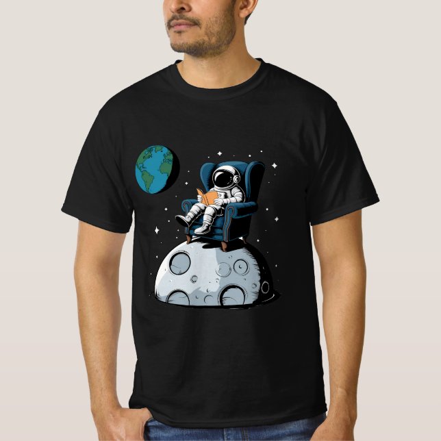 Camiseta Astronauta leyendo en Moon Funny Tee (Anverso)