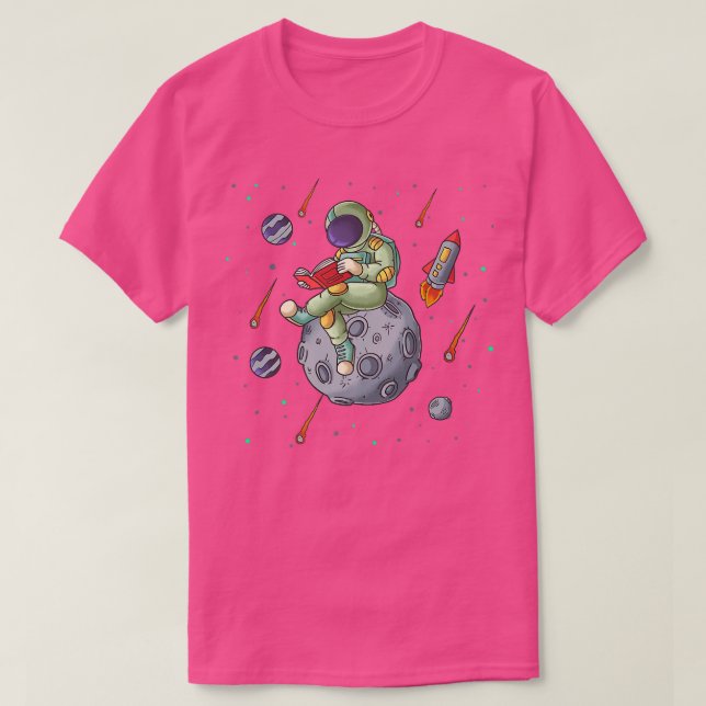 Camiseta Astronauta leyendo un libro en el espacio (Diseño del anverso)