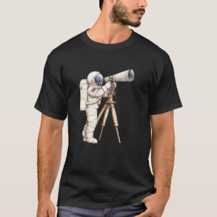 Camiseta Astronauta mirando estrellas con un telescopio en 