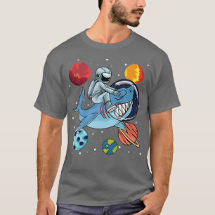 Camiseta Astronauta montando tiburón en el espacio alrededo