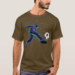 Camiseta Astronauta pateando una pelota de fútbol en una ca