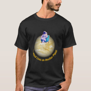 Camiseta Astronauta Relajado Sentado en el Planeta