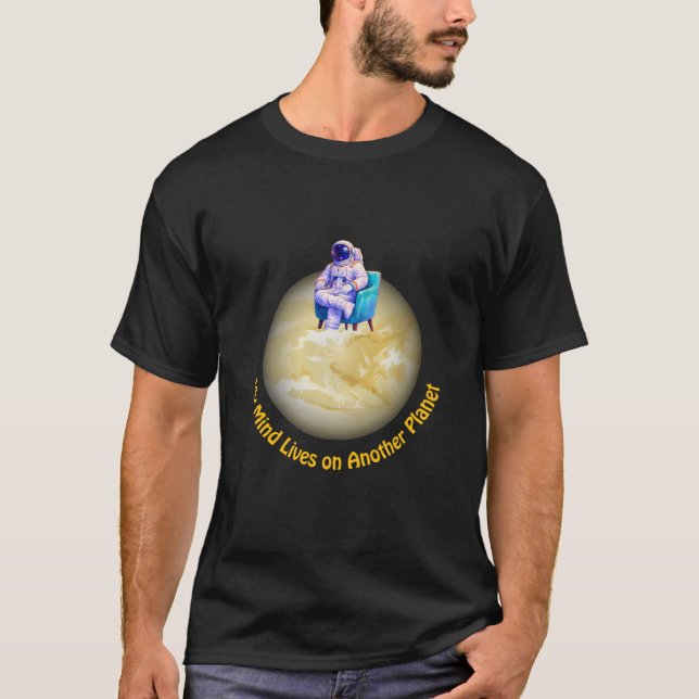 Camiseta Astronauta Relajado Sentado en el Planeta  (Anverso)