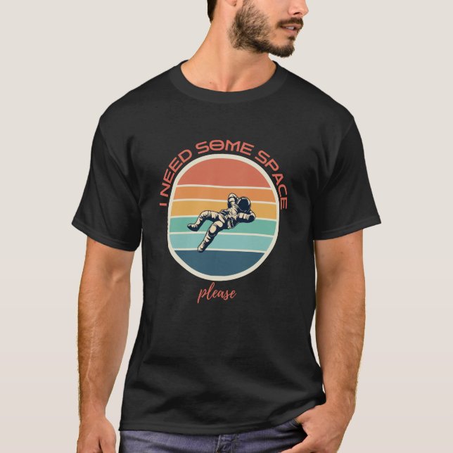 Camiseta astronauta retro necesito algo de espacio (Anverso)