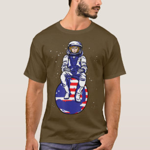 Camiseta Astronauta sentada sobre la bandera estadounidense