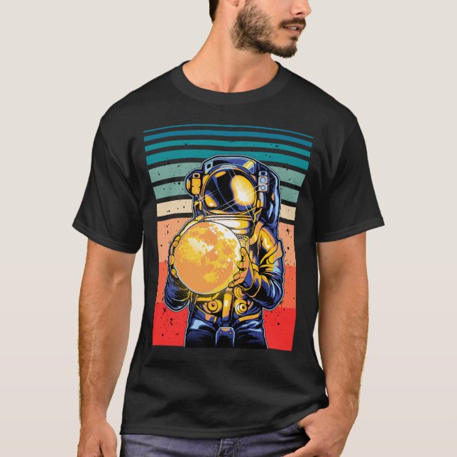 Camiseta Astronauta sostiene Moon Retro Cosmic (Anverso)