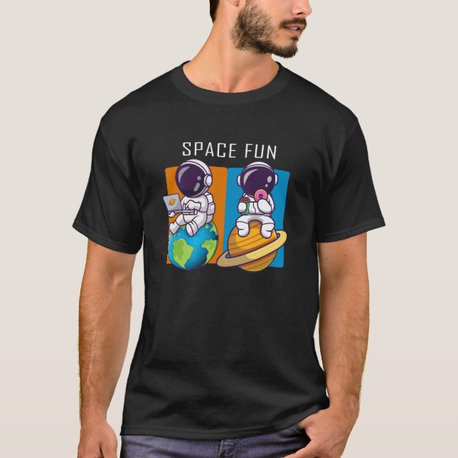 Camiseta astronautas divirtiéndose en el espacio, ilustraci (Anverso)