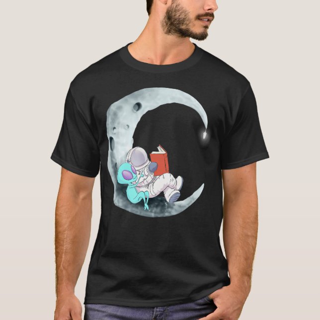 Camiseta Astronautas extranjeros leyendo libros en el espac (Anverso)