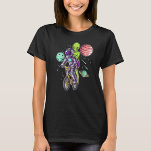 Camiseta Astronautas y extranjeros en bicicleta en el espac