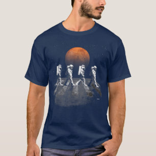 Camiseta Astronauts in Walking in Space Occupy Mars