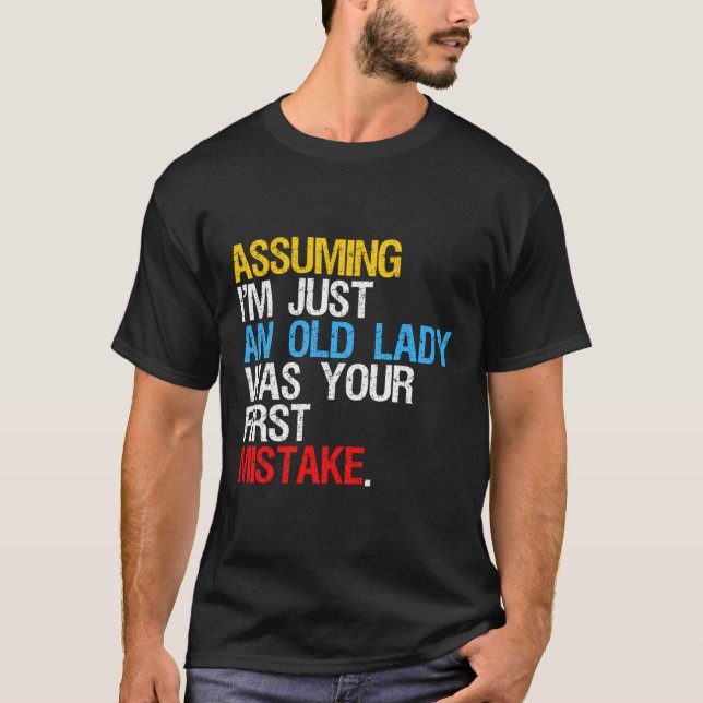 Camiseta Asumiendo Que Yo Solo Soy Una Vieja Era Tu Primera (Anverso)