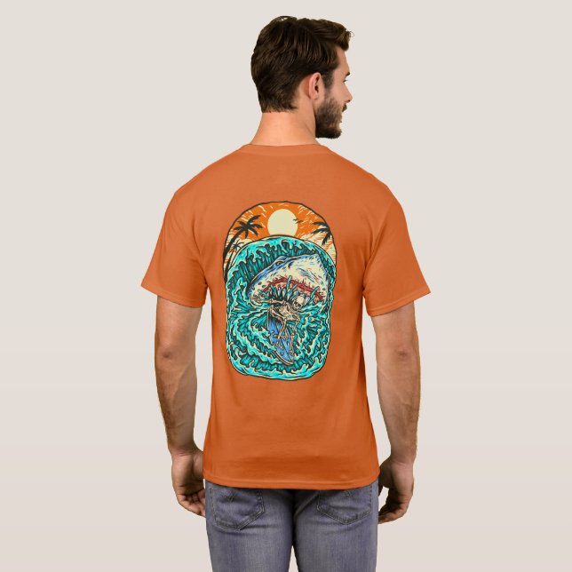 Camiseta Ataques de tiburón a surfista esqueleto en la play (Reverso completo)