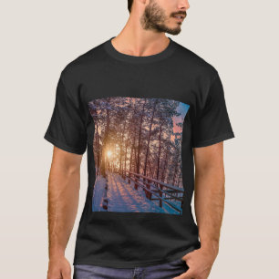 Camiseta Atardecer en un bosque de pinos nevado con rayos s