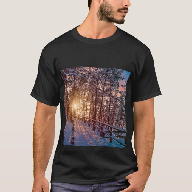 Camiseta Atardecer en un bosque de pinos nevado con rayos s (Anverso)